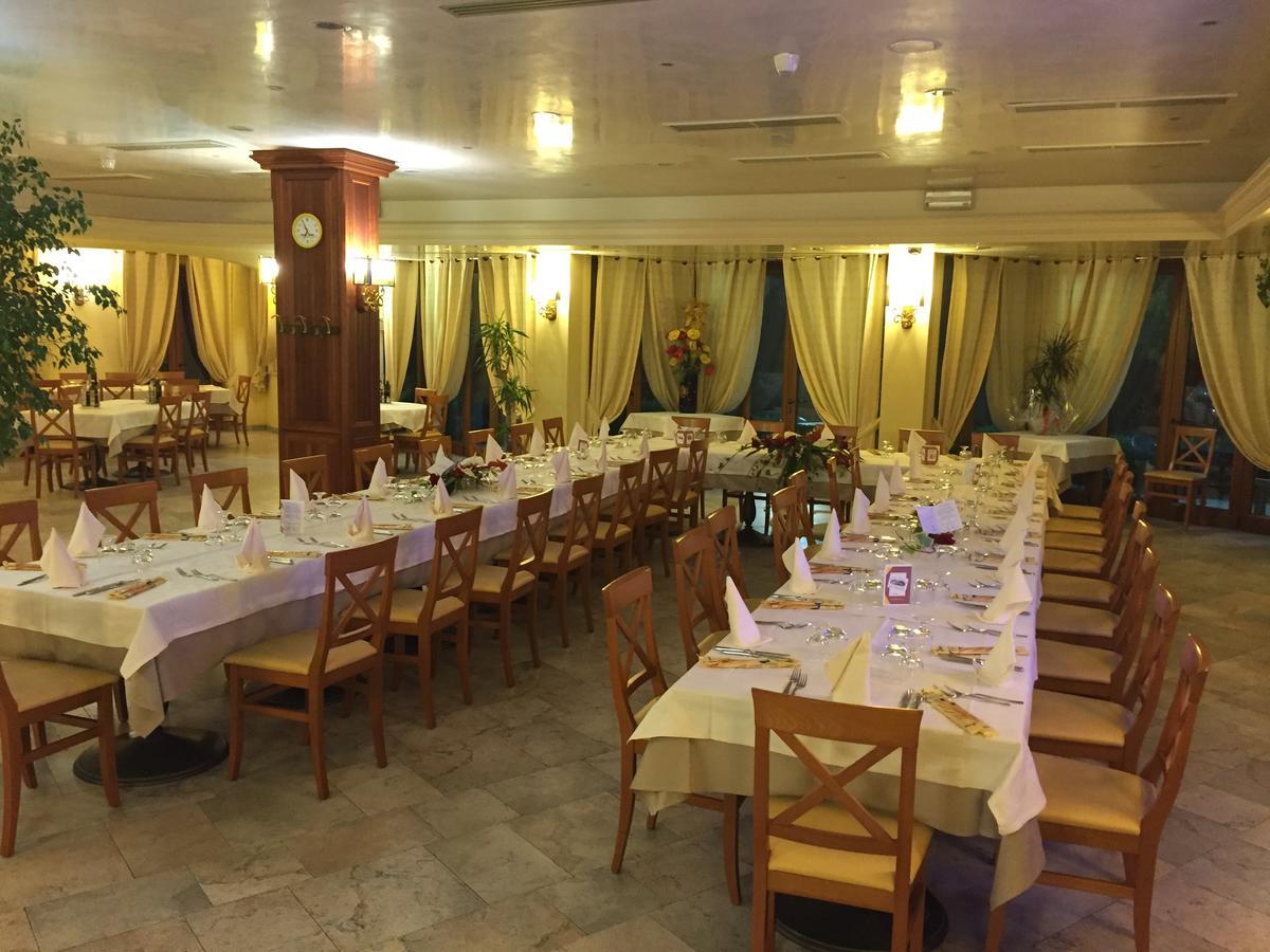 Albergo Ristorante Pizzeria Da Michele Venzone Eksteriør billede